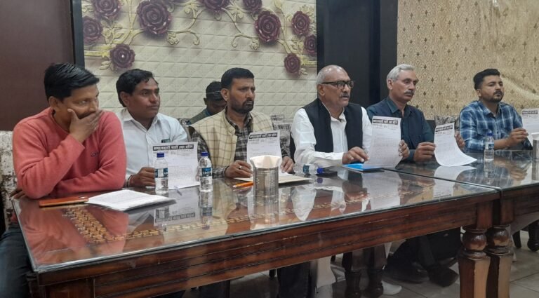 सत्यवीर प्रजापति ने साथियों समेत समाजवादी पार्टी को कहा बाय-बाय