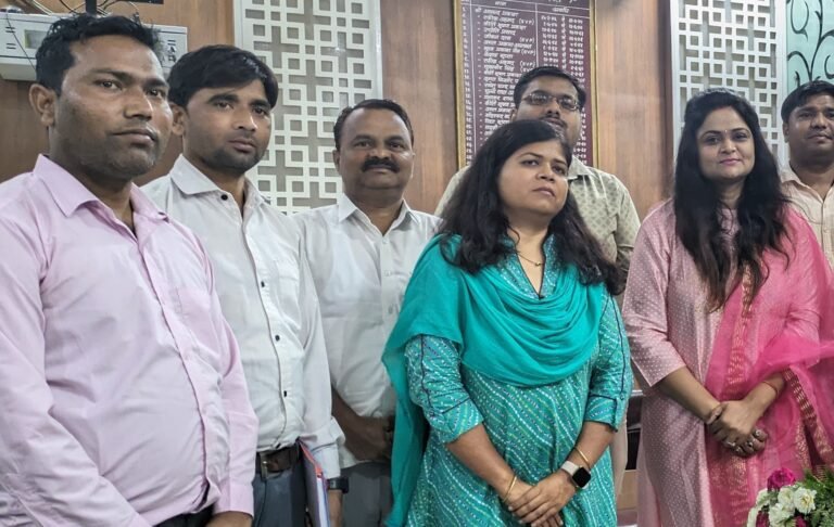 अवैध होर्डिंग्स चिन्हित करने को मैदान में उतरी पालिका टीम