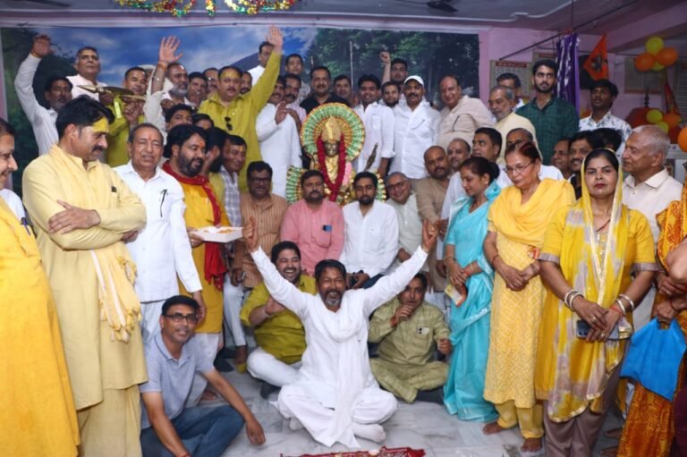 यज्ञ-हवन संग नगर में निकली धूमधाम से भव्य ध्वजा यात्रा