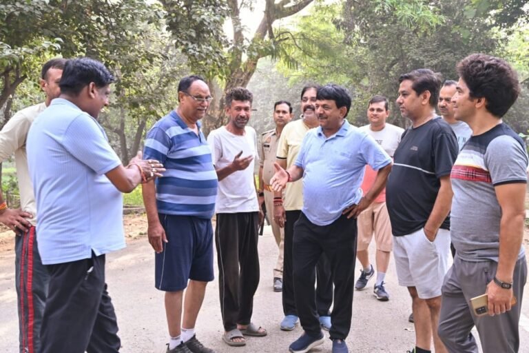 कंपनी बाग की हालत देखकर मंत्री कपिल देव ने लगाई फटकार