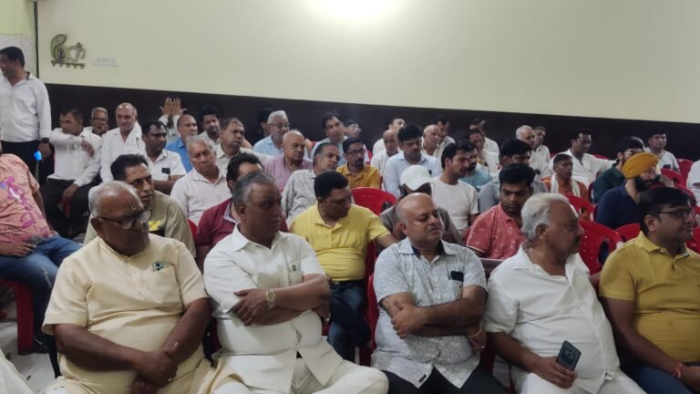 नवीन मंडी स्थल संजय मिश्रा के प्रतिष्ठान पर हुई एक चुनावी बैठक