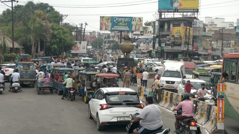 बढ़ा आक्रोश:  रोजी रोटी पर हमले से आहत महिलाओं ने किया प्रदर्शन