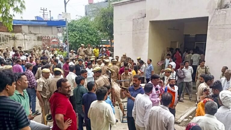 हाथरस में सत्संग की भगदड़ में 125 मरे, मचा कोहराम