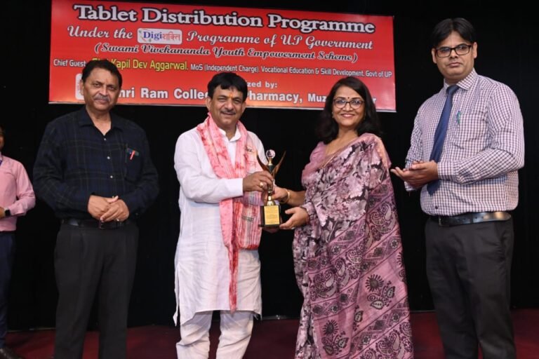 मंत्री कपिल देव अग्रवाल ने किये श्रीराम कॉलेज के छात्र- छात्राओं को टेबलेट वितरित