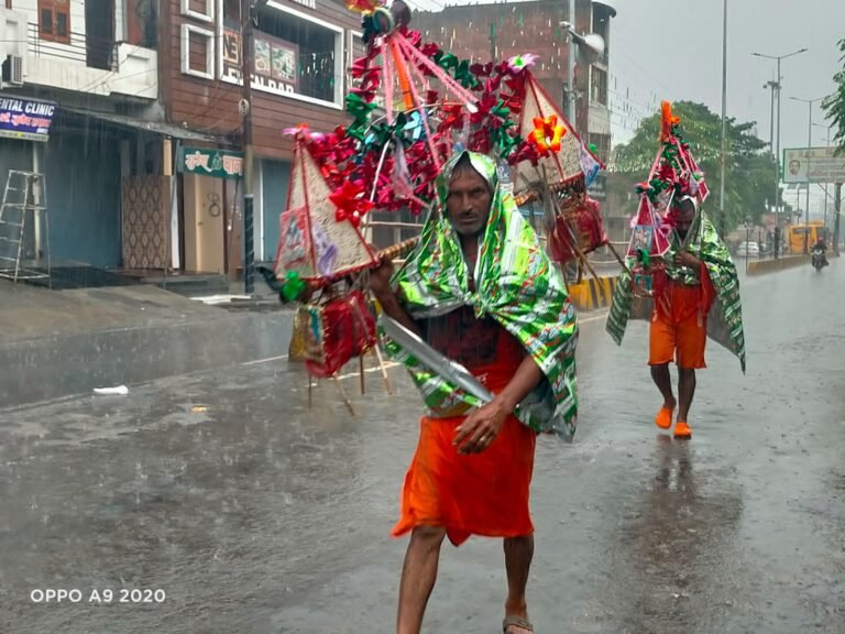 कांवड़ यात्रा के चलते दो भागों में बंटा शहर, रास्ते हुए बंद