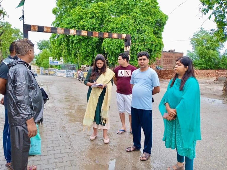 झमाझम बारिश के बीच ईओ ने बझेडी फाटक पर किया निरीक्षण