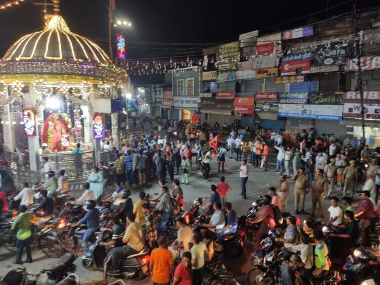 श्रावण के पहले दिन बोल-बम,बम-बम जयघोष के बीच किया जलाभिषेक