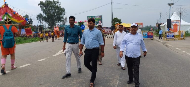 एडीएम नरेन्द्र बहादुर ने देखा कांवड़ कंट्रोल रूम, ईओ डा. प्रज्ञा सिंह ने बांटे रेन कोट