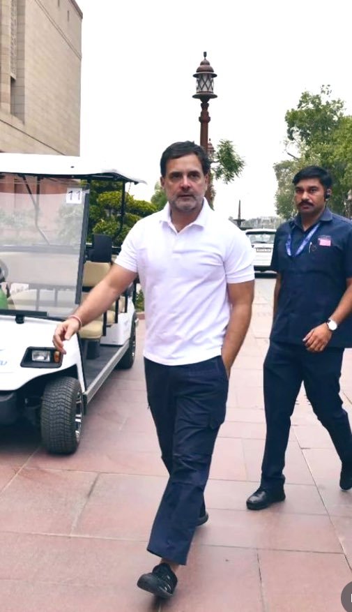 हाथरस पीड़ितों के परिजनों से मिले राहुल गांधी, परिजनों ने सरकार की  गिनाई ‘कमियां’