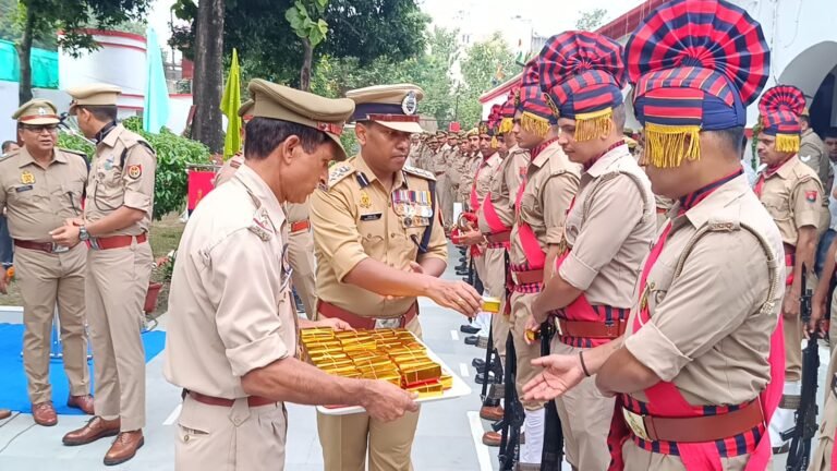 पुलिस अधिकारी/कर्मचारियों को पदक एवं प्रशस्ति-पत्र देकर सम्मानित किया