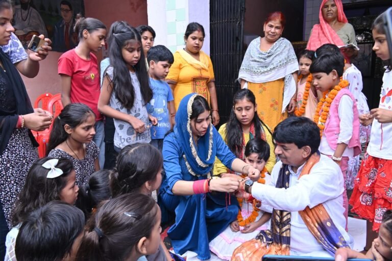 मंत्री कपिल देव ने क्षेत्र की सेवा बस्तियों में पहुंचकर राखी बंधवायी और रक्षाबंधन का पर्व मनाया