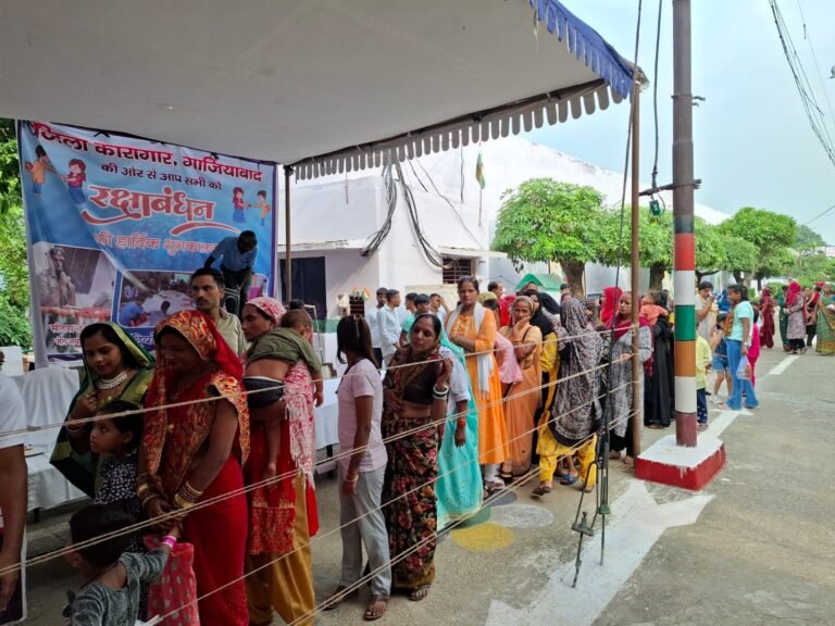 जेल पहुंची बहनें, भाईयों को रक्षा सूत्र बांध रिहाई को मांगी मन्नतें