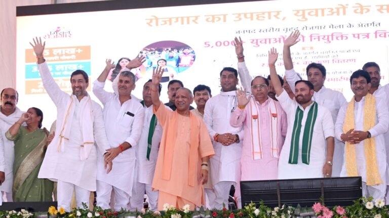 जनपद में आयोजित वृहद रोजगार मेले में मुख्यमंत्री ने युवाओं को वितरित किये नियुक्ति पत्र