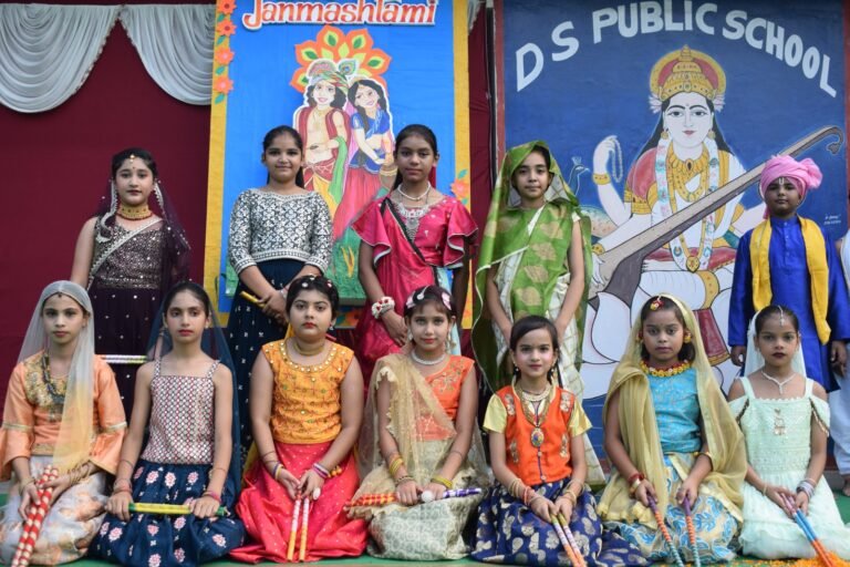 डीएस पब्लिक स्कूल में कृष्ण जन्मोत्सव का भव्य आयोजन