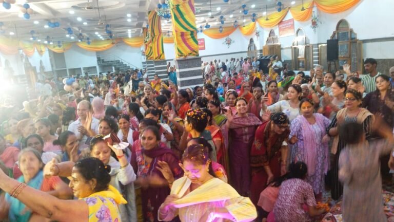 श्री बालाजी धाम मंदिर कथा स्थल पर खेली फूलों की होली