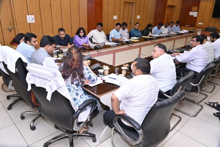 जिले के अधिकारियों के साथ मंत्री कपिल देव ने किया मंथन