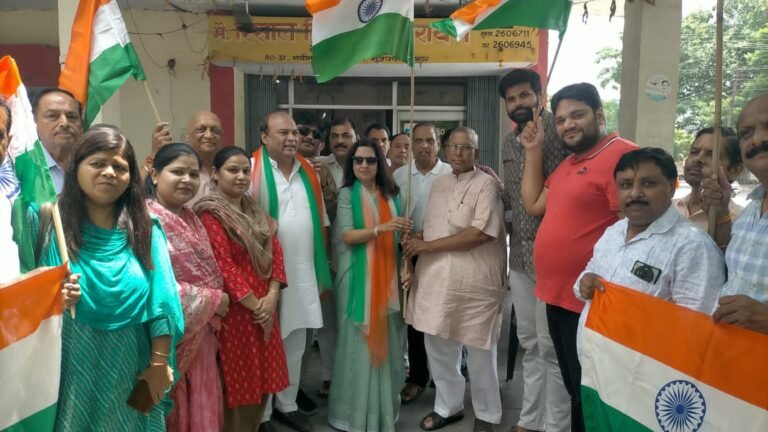 चेयरपर्सन मीनाक्षी स्वरूप ने नवीन मंडी स्थल पर व्यापारियों को किया तिरंगा वितरण