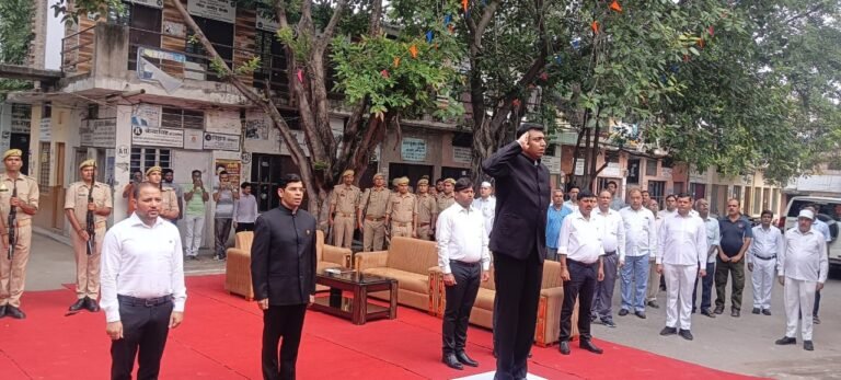 जिलाधिकारी अरविन्द मल्लप्पा बंगारी ने कलेक्ट्रेट परिसर में ध्वजारोहण कर राष्ट्रगान किया