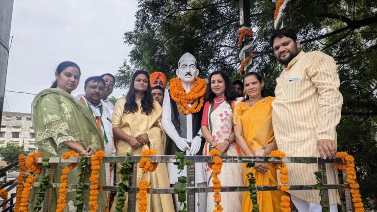 टाउनहाल में चेयरपर्सन मीनाक्षी स्वरूप ने फहराया तिरंगा