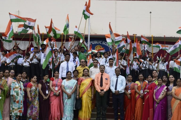 डी एस पब्लिक स्कूल में शान से लहराया तिरंगा