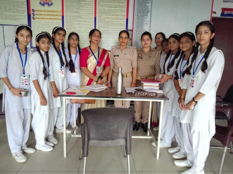 सरस्वती शिशु मंदिर इंटर कॉलेज केशवपुरी में भैयाओं को बांधा रक्षा सूत्र