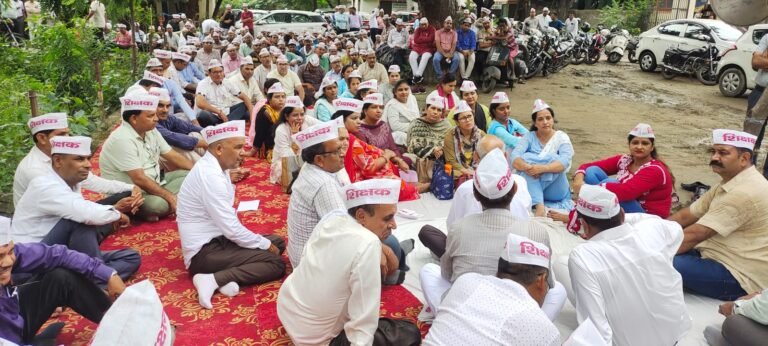 पुरानी पेंशन बहाली को शिक्षकों ने घेरा डीआईओएस कार्यालय, दिया धरना