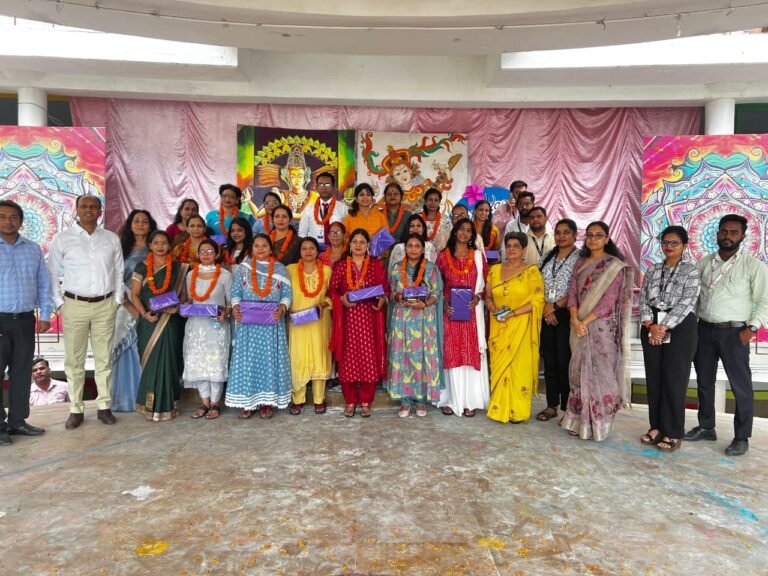 शारदेन स्कूल में किया शिक्षकों का तिलक लगाकर सम्मान