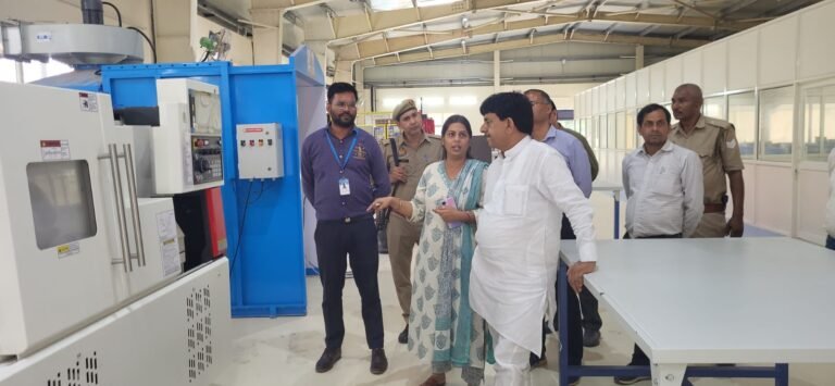 राज्यमंत्री कपिल देव ने किया सहारनपुर आई टी आई में टाटा द्वारा निर्मित वर्कशाप का निरिक्षण