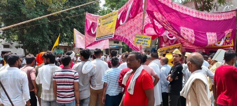 धनगर समाज ने किया प्रदर्शन, दिया धरना