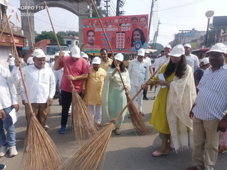 पालिका चेयरपर्सन ने नगर में जगाई स्वच्छता की अलख, किया श्रमदान