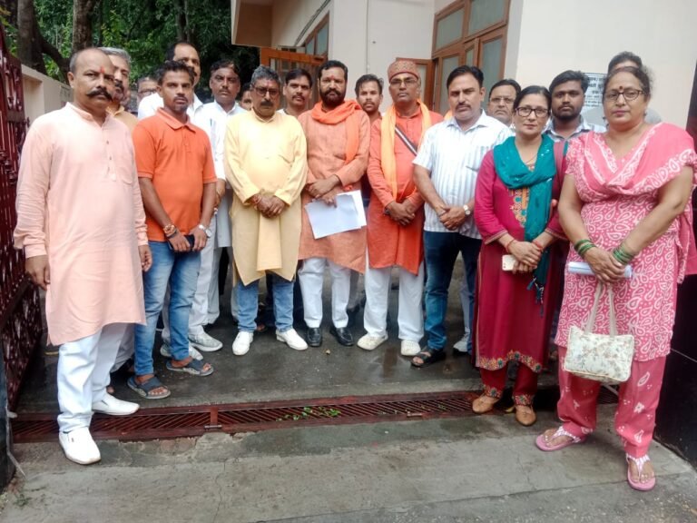 रेलवे स्टेशन के सामने बनी  मस्जिद और दुकानों से आक्रोश