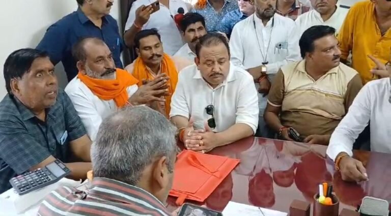 हिन्दूवादी संगठनों ने किया चीफ इंजीनियर का घेराव