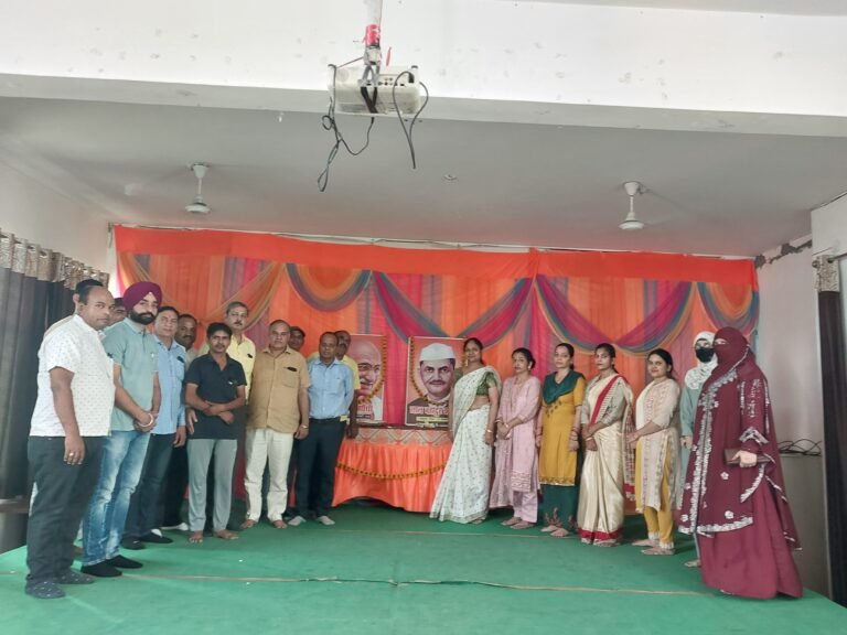 डी एस पब्लिक स्कूल ने किया राष्ट्रपिता महात्मा गांधी एवं  लाल बहादुर शास्त्री को नमन