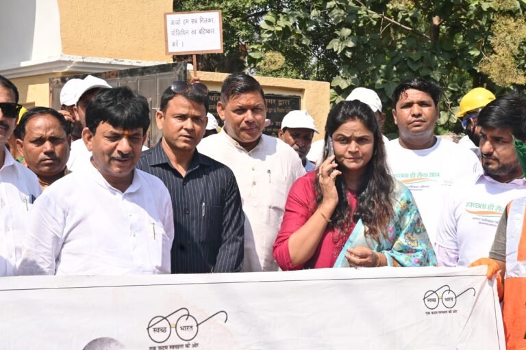 स्वच्छता का संदेश लेकर किया मंत्री-चेयरपर्सन ने जनता को जागरूक