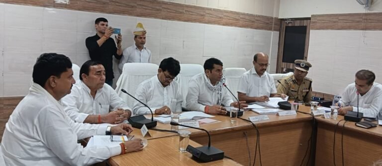 टूटी सड़क, सुरक्षा व कानून व्यवस्था को लेकर विचार मंथन