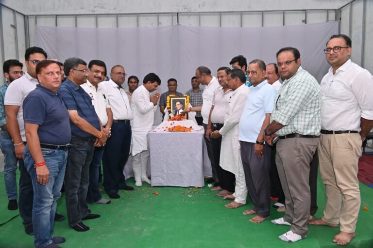 उद्योग जगत के दिग्गज रतन टाटा के निधन पर शोक, दी भावभीनी श्रद्धांजलि