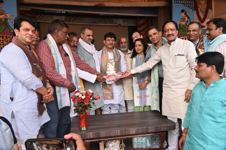 धूं-धूंकर जले- अहंकारी रावण परिवार के पुतले