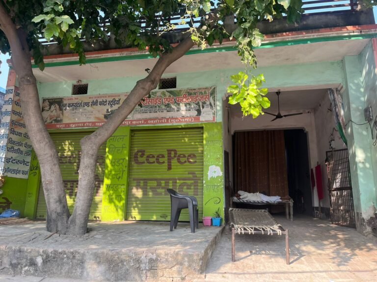 कीटनाशक दुकान पर मिला अवैध रसायन, पांच पेटी सील