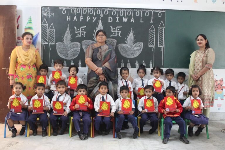 पीआर पब्लिक स्कूल में इको फ्रेंडली दिवाली के संदेश के साथ मनाया दीपोत्सव