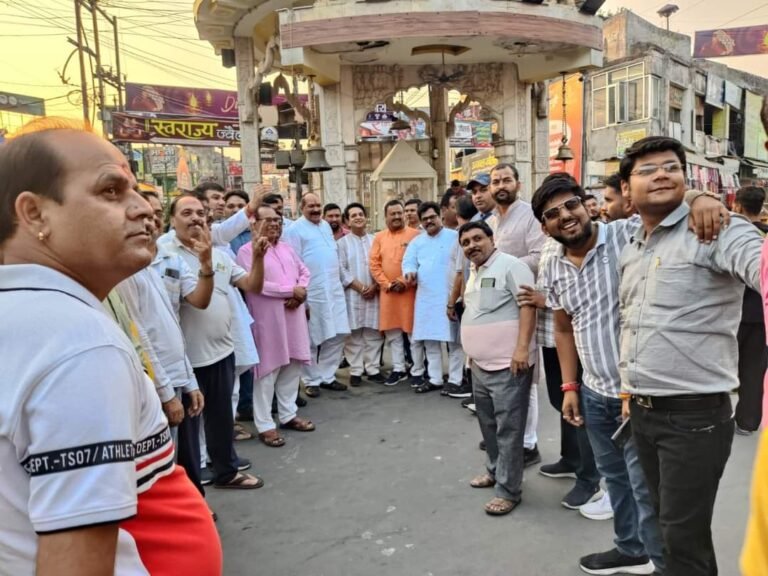 हरियाणा की जीत पर शिव चौक पर मना जश्न, बांटी मिठाई