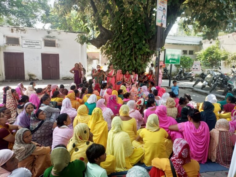 आंगनबाड़ी कार्यकत्री ने किया कलेक्ट्रेट घेराव, धरना देकर किया विरोध प्रदर्शन