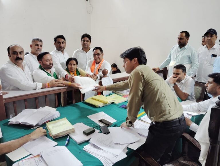 मिथलेश समेत अंतिम दिन भरे गए 17 पर्चे, मैदान में उतरे 34 प्रत्याशी, किए 42 नामांकन