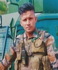 शहीद की मूर्ति के आसपास गंदगी को लेकर डीएम दरबार में दस्तक