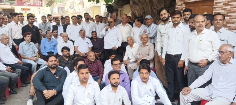 नहीं बनी बात, तीसरे दिन भी हड़ताल पर रहे तमाम अधिवक्ता