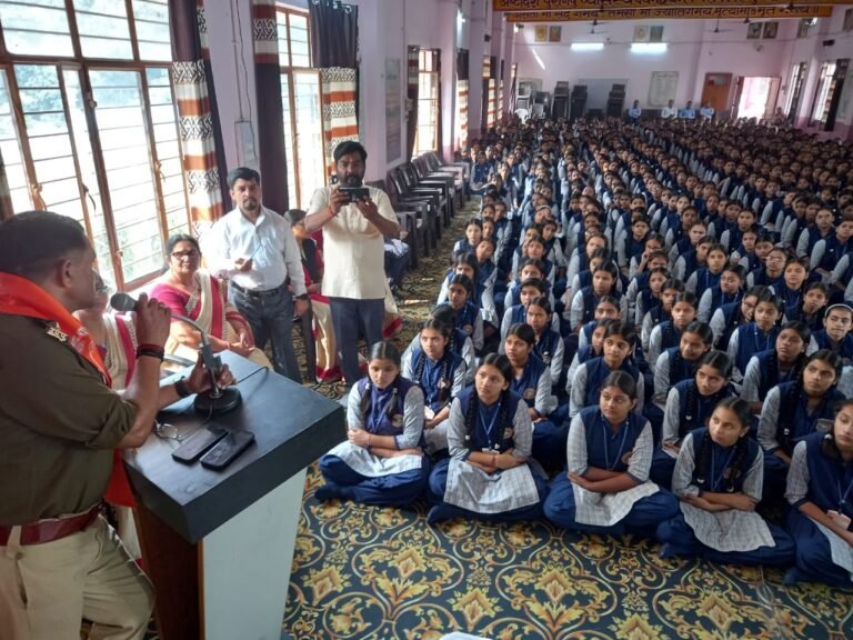 साइबर क्राइम अवेयरनेस के प्रति छात्राओं को किया जागरुक