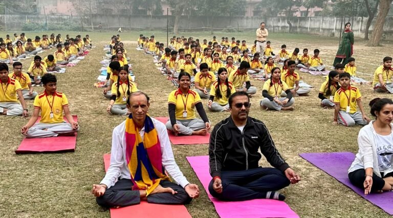 पीआर पब्लिक स्कूल में हुई आउटडोर योगा क्लास