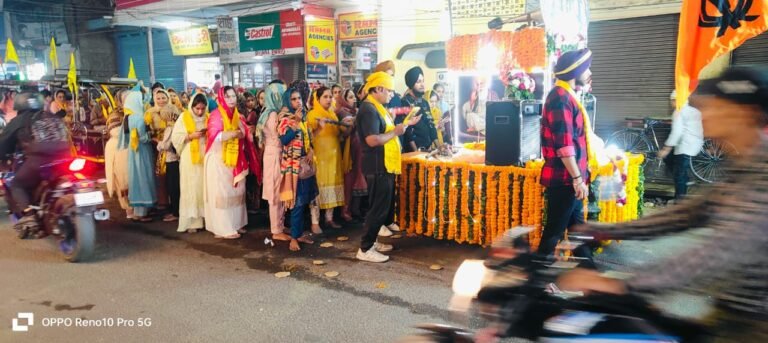 पांच प्यारों की अगवानी में  निकला नगर कीर्तन, सजा दरबार