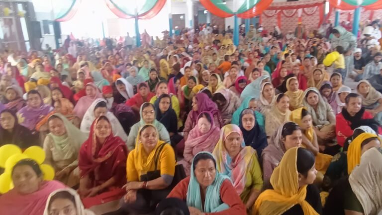 गुरूद्वारा रोडवेज पर सजा गुरू दरबार, संगतों ने टेका मत्था