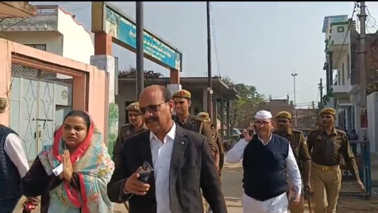 डीएम-एसएसपी ने मीरांपुर के बूथों पर जाकर किया निरीक्षण