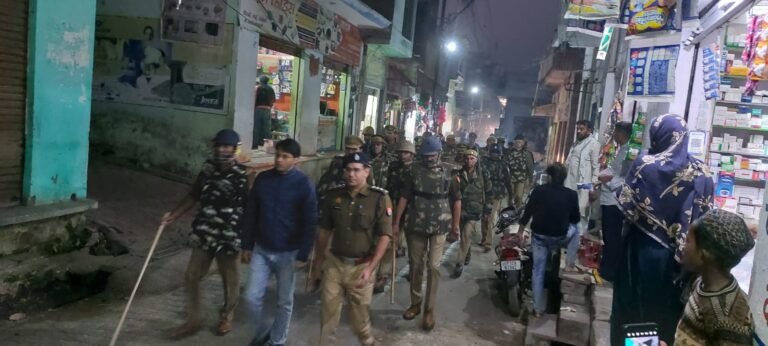 जनपद में संभल की घटना के बाद सड़कों पर उतरी फोर्स, किया फ्लैग मार्च
